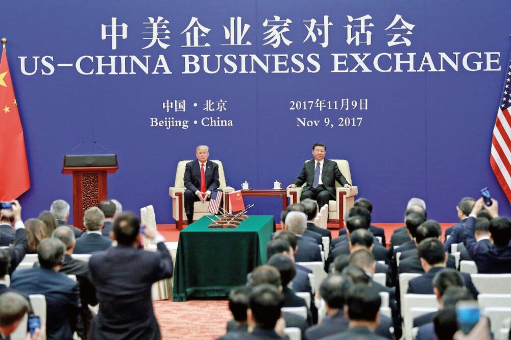 El presidente de Estados Unidos, Donald Trump, y su homólogo chino, Xi Jinping, durante el evento empresarial celebrado en el Gran Salón del Pueblo en Beijing (EFE/XINHUA)