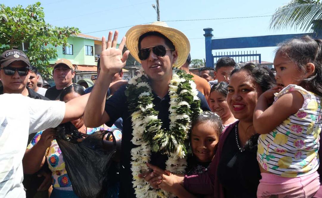 El candidato a la Presidencia de Bolivia Andrónico Rodríguez por Alianza Popular saluda luego de votar este domingo, en Entre Ríos (Bolivia). Una turba apedreó y abucheó a Rodríguez en el bastión político y sindical del expresidente Evo Morales, donde es considerado un "traidor" por alejarse del exgoberante y postular por su cuenta a estas elecciones generales. Foto: EFE