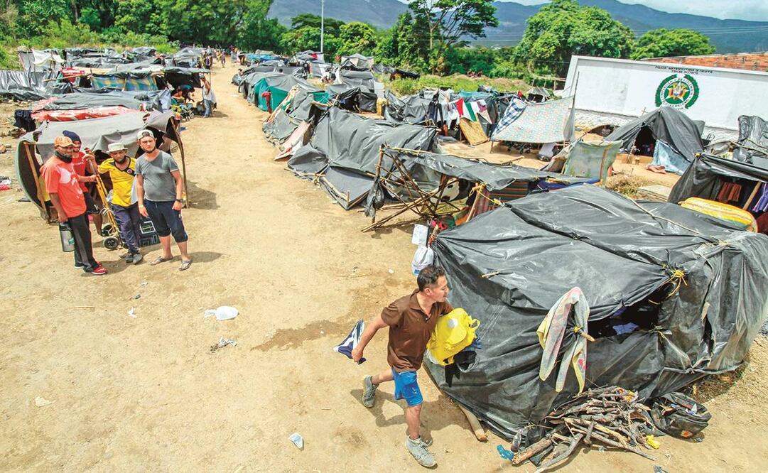 Migrantes venezolanos que intentan regresar a sus ciudades debido a la pandemia del coronavirus, en el Puente Internacional Simón Bolívar, en Cúcuta, Colombia. Foto: SCHNEYDER MENDOZA. AFP