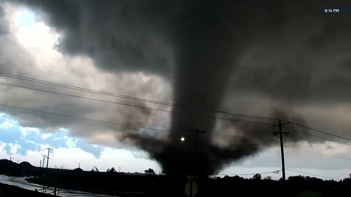 En esta imagen, tomada de un video de KWTV/KOTV, un tornado cruza una carretera en Enid, Oklahoma. Foto: AP