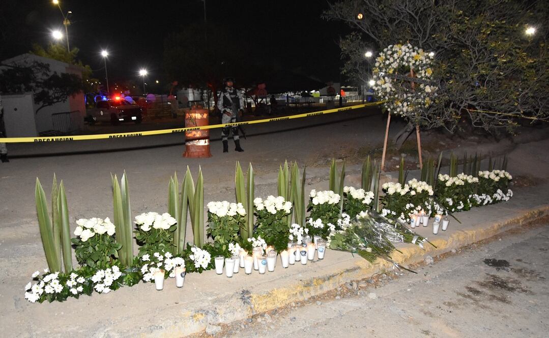 Colocan ofrendas en el lugar donde ocurrió el desplome de un templete durante el acto de cierre de campaña de la candidata de MC, Lorenia CanavatiFoto: Emilio Vázquez / EL UNIVERSAL