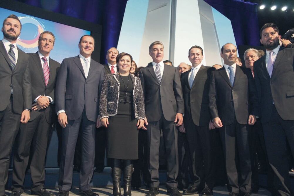 Acompañado por el mandatario saliente, Rafael Moreno (tercero de izq. a der.) y Rosario Robles, titular de la Sedatu, Antonio Gali Fayad (al centro) dijo que se implementará un programa de capacitación para mil migrantes en retorno. (OMAR CONTRERAS. EL U)