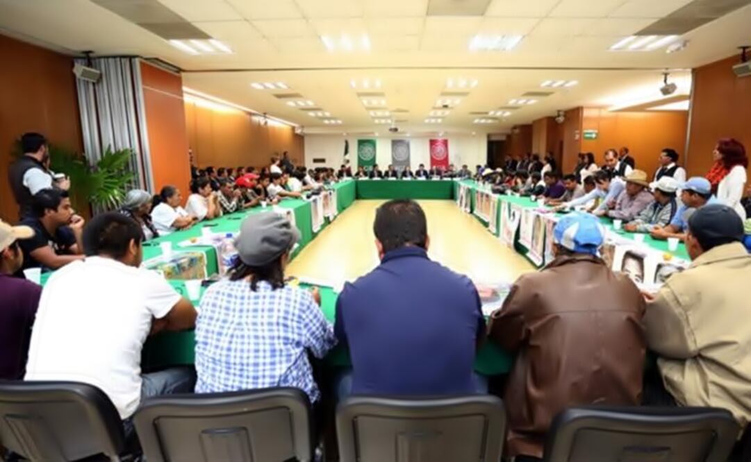 The meeting in a picture taken by Attorney General Arely Gómez. (Photo: @ArelyGomezGlz)