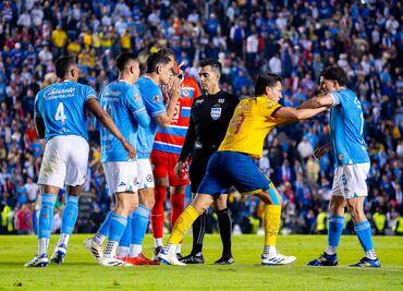 Gente de Cruz Azul explota contra el cuerpo arbitral; caos en los vestidores de La Máquina: "Eres una rata"