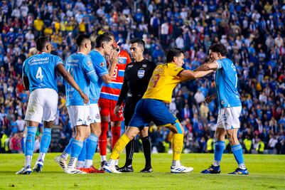 Gente de Cruz Azul explota contra el cuerpo arbitral; caos en los vestidores de La Máquina: "Eres una rata"