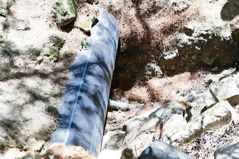 Grupos delictivos instalan mangueras o tubos a las conexiones del Sacmex para hurtar el agua; luego la almacenan en tinacos en predios para repartirla a costos excesivos, explicaron autoridades. Foto: Especial