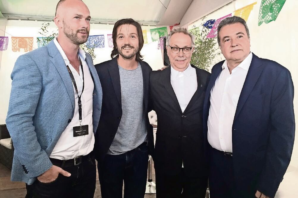 Diego Luna (camisa gris), Dieter Kosslick (de lentes) y Jorge Sánchez (saco azul) aunciaron el proyecto (ALEJANDRA MUSI. EL UNIVERSAL)