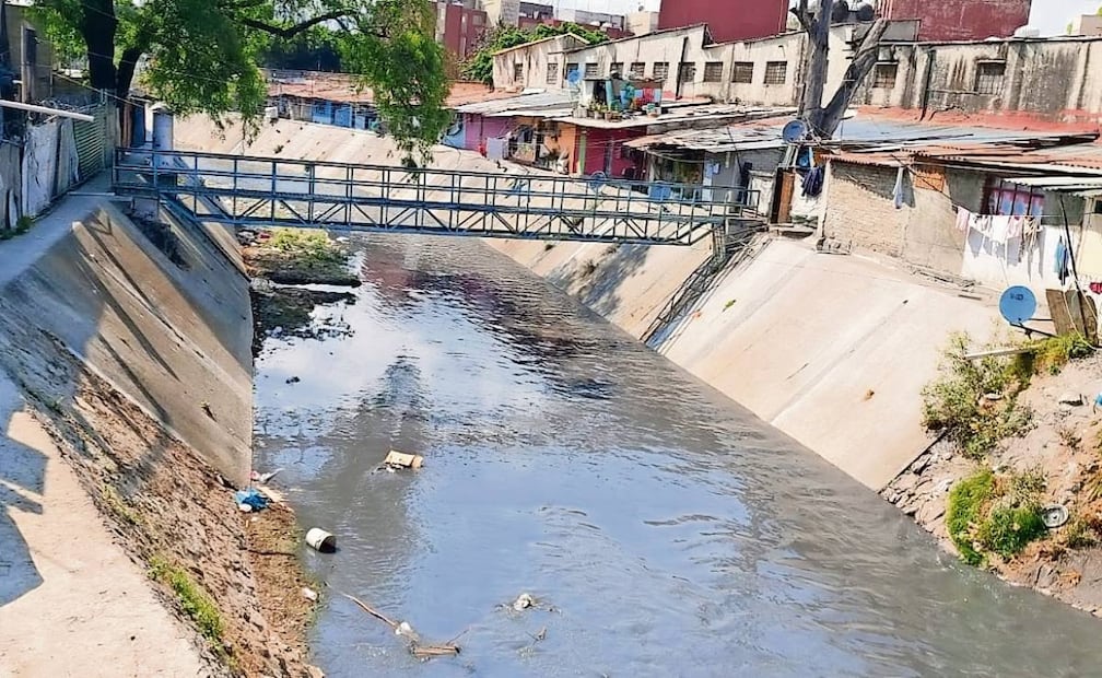 "La basura viene desde El Molinito, la parte alta de Naucalpan, vemos un montón de vasos de unicel y plástico", mencionó el señor Javier, vecino de la zona. Foto: Gisela González Granados / EL UNIVERSAL
