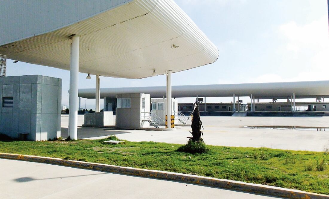 El viento hace crujir las estructuras que chillan por el abandono que sufren. Las paredes de concreto y los techos de lámina con diseño arquitectónico lucen en buenas condiciones, pero sin mantenimiento (EDGAR ÁVILA. EL UNIVERSAL)