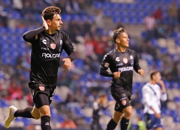 Necaxa mantiene el invicto al golear al Puebla
