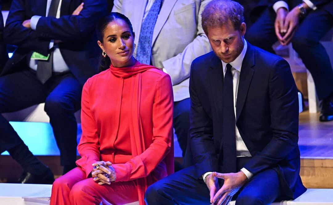 La británica Meghan, duquesa de Sussex, y el príncipe Harry, duque de Sussex, reaccionan mientras asisten a la cumbre anual One Young World en Bridgewater Hall. Foto: AFP