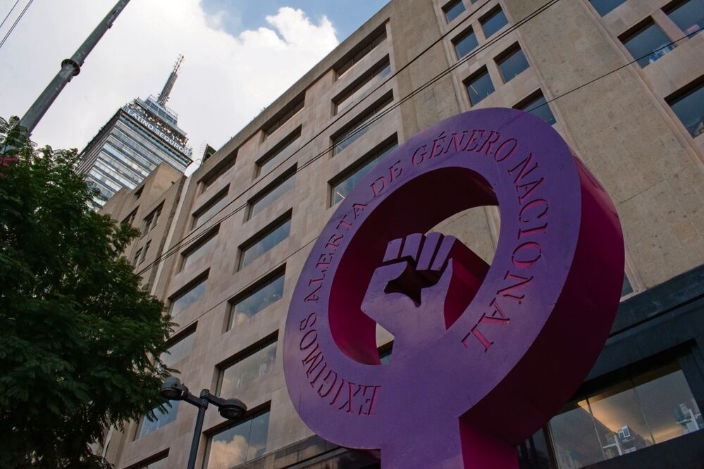 Tras la colocación de la antimonumenta en avenida Juárez, por donde cada día pasan cientos de personas, este símbolo color rosa y morado se ha extendido a otras ciudades; esta “ruta de la memoria”, como la llaman los colectivos, está ya en 10 estados de la República con un total de 14 antimonumentas. Foto: Abril Angulo