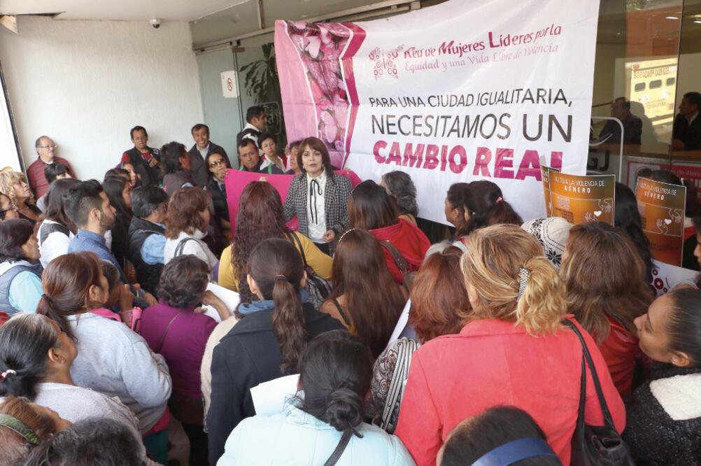 Integrantes de la Red de Mujeres Líderes por la Equidad y una Vida Libre de Violencia se presentaron ante la Procuraduría General de Justicia capitalina para sumarse a las denuncias de delitos contra las mujeres. (CUARTOSCURO)