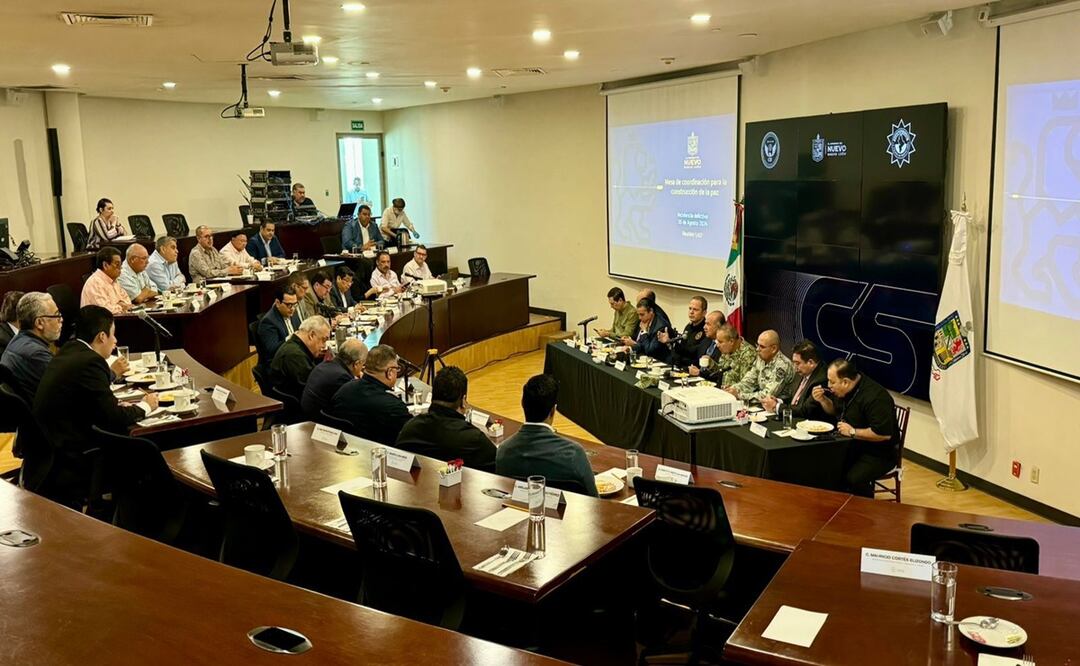 Autoridades y transportistas en Nuevo León firman convenio para mejorar la seguridad en carreteras. Foto: Secretaría de Seguridad Pública