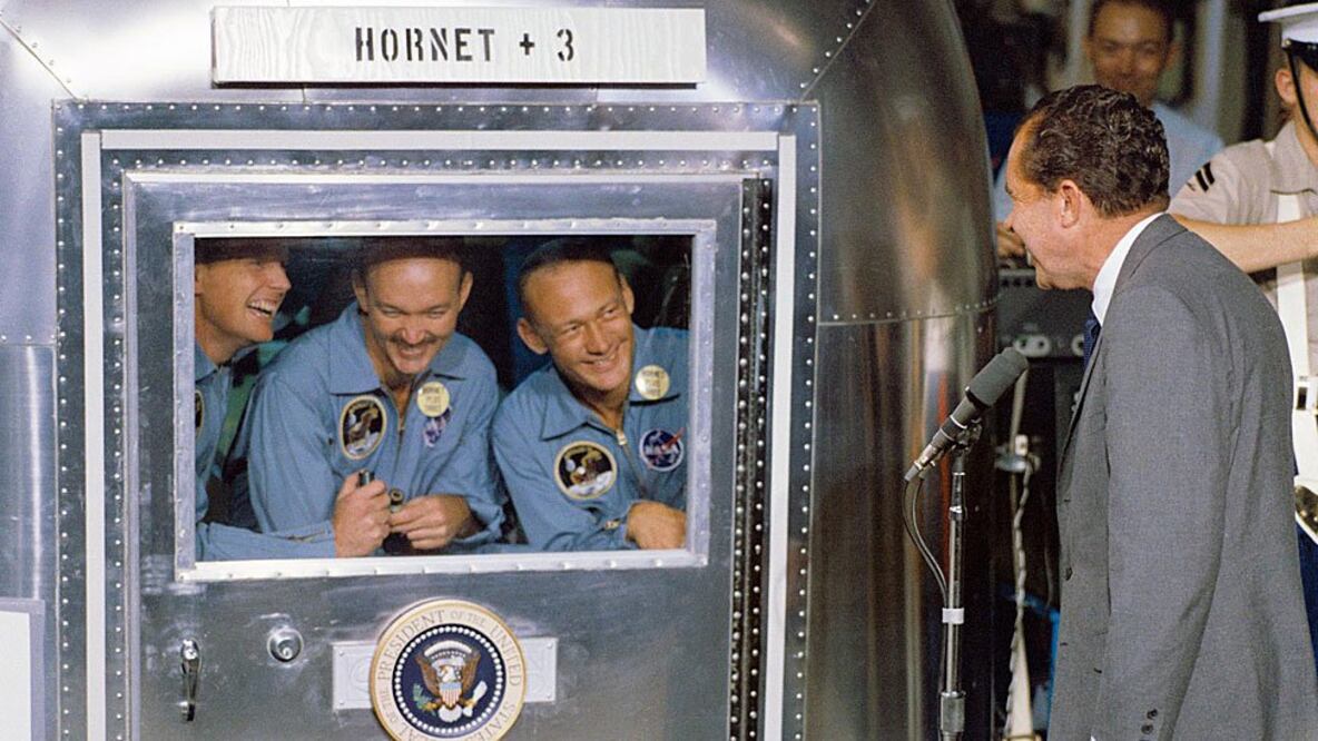 Nixon le da la bienvenida a los astronautas (confinados a la instalación de cuarentena móvil) tras la histórica misión. Foto: BBC