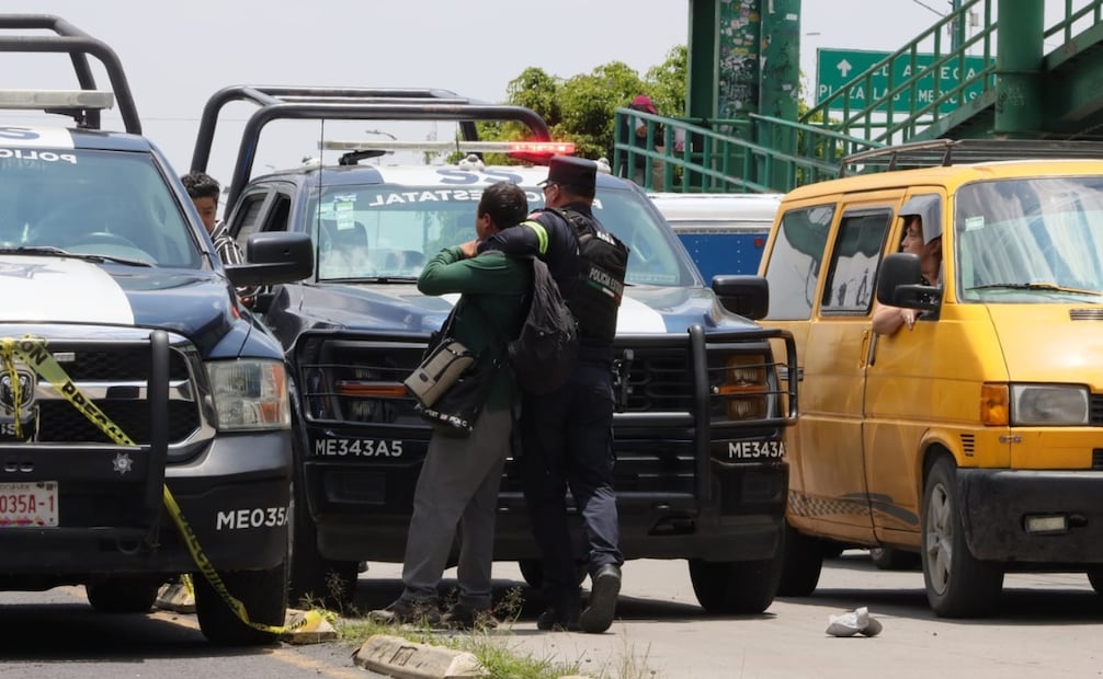El elemento policiaco dio una patada al fotógrafo y lo sujetó por el cuello. | Foto: Especial.