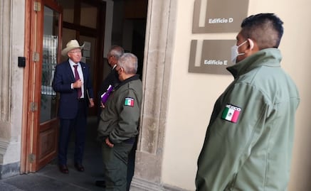 Ken Salazar llega a Palacio Nacional tras resolución de la Corte sobre Ley Eléctrica