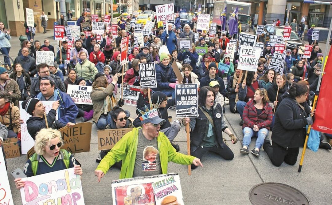 Manifestantes hicieron una sentada ayer en el centro de Seattle, en apoyo al dreamer mexicano Daniel Ramírez Medina, detenido la semana pasada por las autoridades migratorias de Estados Unidos. (DAVID RYDER. REUTERS)