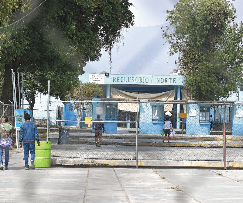 Como parte de las medidas de seguridad en los penales colocaron depósitos de gel antibacterial en áreas comunes, ingreso y dormitorios. ARCHIVO EL UNIVERSAL