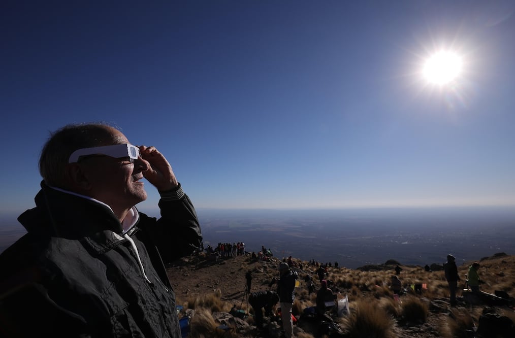 Un hombre mira el sol con anteojos especiales. Foto: EFE / Nicolas Aguilera, archivo 