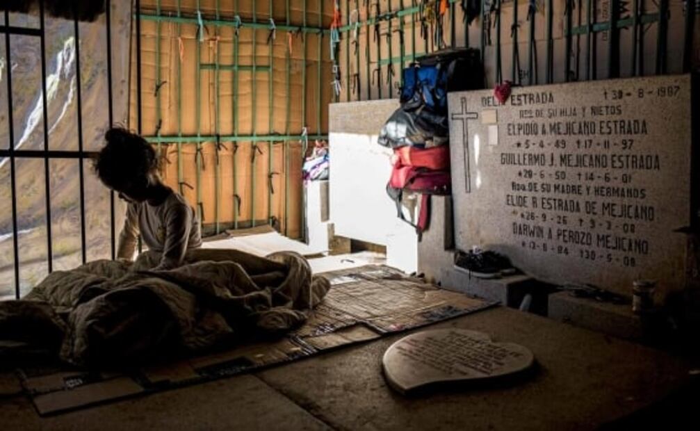 “Mejor dormir entre tumbas que en la calle”: así habitan indigentes un cementerio en Venezuela