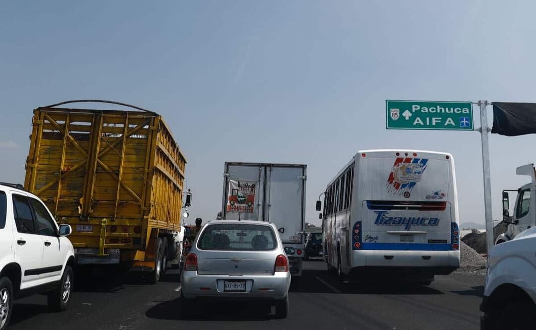 Los vehículos que van rumbo al nuevo aeropuerto circulan a una velocidad promedio de tres a cuatro kilómetros por hora
