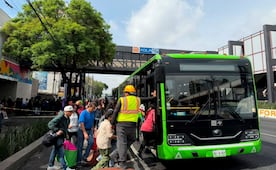 “Somos los que sufrimos”: usuarios denuncian caos, filas y desorganización por cierre de la Línea 2 del Metro