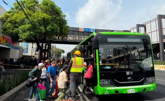 “Somos los que sufrimos”: usuarios denuncian caos, filas y desorganización por cierre de la Línea 2 del Metro