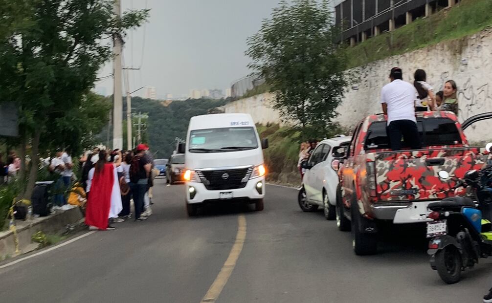La multitud se ha plantado a mitad de la calle, haciendo que los vehículos tengan que disminuir su velocidad para evitar accidentes. Foto: Armando Pereda / EL UNIVERSAL