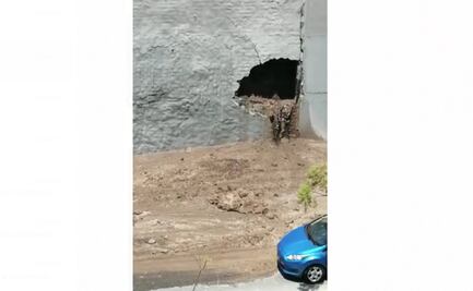 Reportan deslave en puente de Naucalpan; agua y tierra invaden carriles