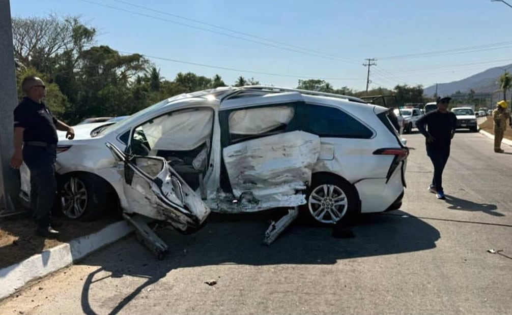 Camioneta de la familia Staub-García, luego del accidente que sufrieron y donde su hijo Oliver quedó gravemente herido. Foto: Agencia Quadratin.
