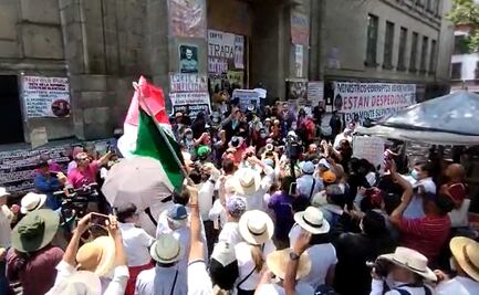Con batalla de botellas y tierra, contingente y simpatizantes de Morena se enfrentan frente a la Corte VIDEO 