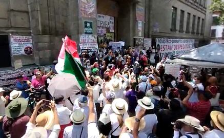 Con batalla de botellas y tierra, contingente y simpatizantes de Morena se enfrentan frente a la Corte VIDEO 