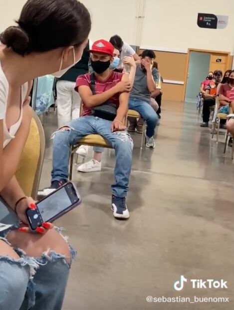 Joven grita cuando lo vacunan y se vuelve viral en TikTok