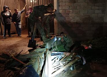 Desbordamiento de río en Tejupilco arrastra 18 vehículos entre lodo y basura