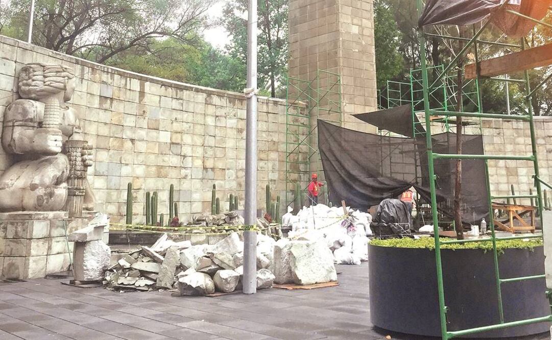 La explanada del monumento se ha improvisado como taller para que los especialistas armen “un rompecabezas tridimensional de piezas caídas (FOTOS: SONIA SIERRA. EL UNIVERSAL)