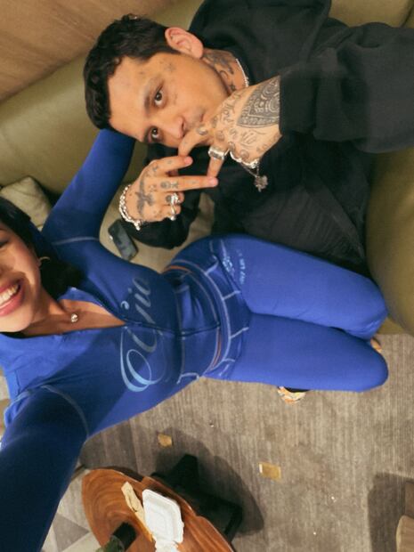 Ángela Aguilar comparte foto con su esposo Christian Nodal a través de su canal de WhatsApp.