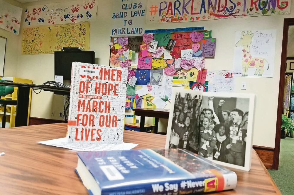 Un memorial a las víctimas de la masacre de Parkland, Florida, de febrero pasado fue instalado en la biblioteca de la localidad. (INDER BUGARIN. EL UNIVERSAL)