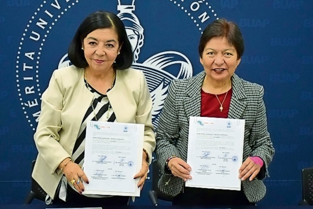 La rectora de la BUAP y la directora del CECyTE sucribieron el documento. Foto: Especial