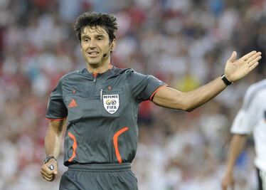 Massimo Busacca da curso a árbitros mexicanos