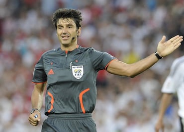 Massimo Busacca da curso a árbitros mexicanos