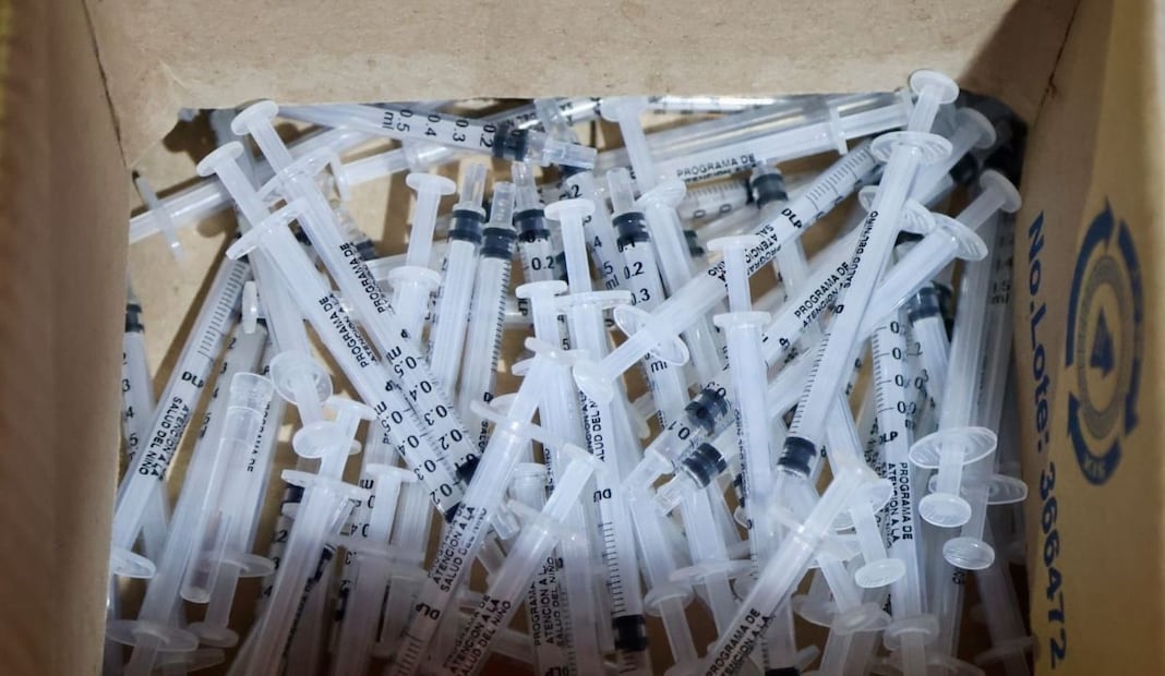 Vacunan contra el sarampión en Iztapalapa; instalan módulos nocturnos en central de abasto. Foto: Valente Rosas