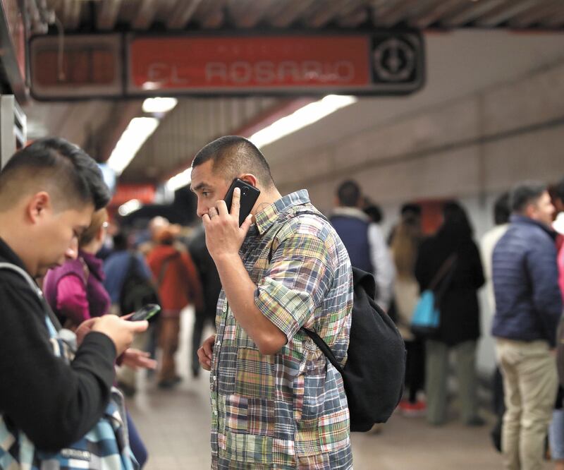 Las cuentas falsas ofrecen a los usuarios cambios de compañía, así como una mayor duración de saldo, incluyendo Netflix y redes ilimitadas. ARCHIVO EL UNIVERSAL