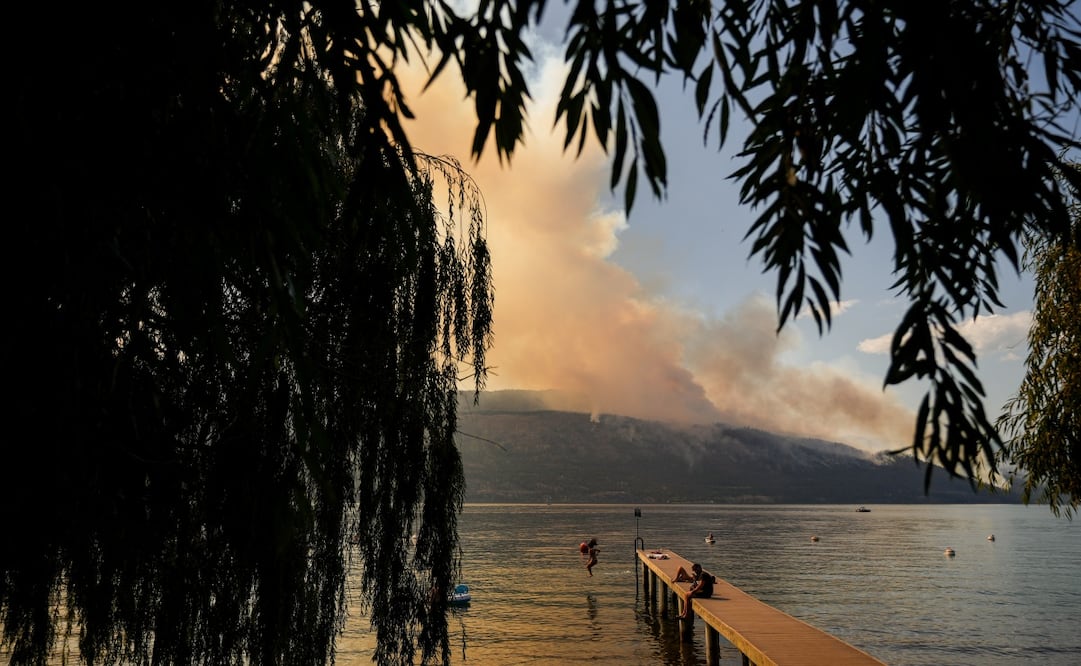 Incendio forestal Bald Range avanza en Columbia Británica, donde miles de personas fueron evacuadas ante el rápido avance de las llamas. Foto: AP