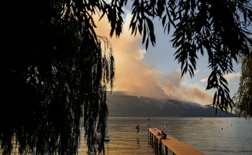 Nuevo incendio forestal obliga a evacuar a más de 20 mil personas en Canadá; declaran estado de emergencia