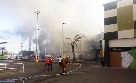 Controlan incendio que duró casi 5 horas en plaza comercial de Sinaloa