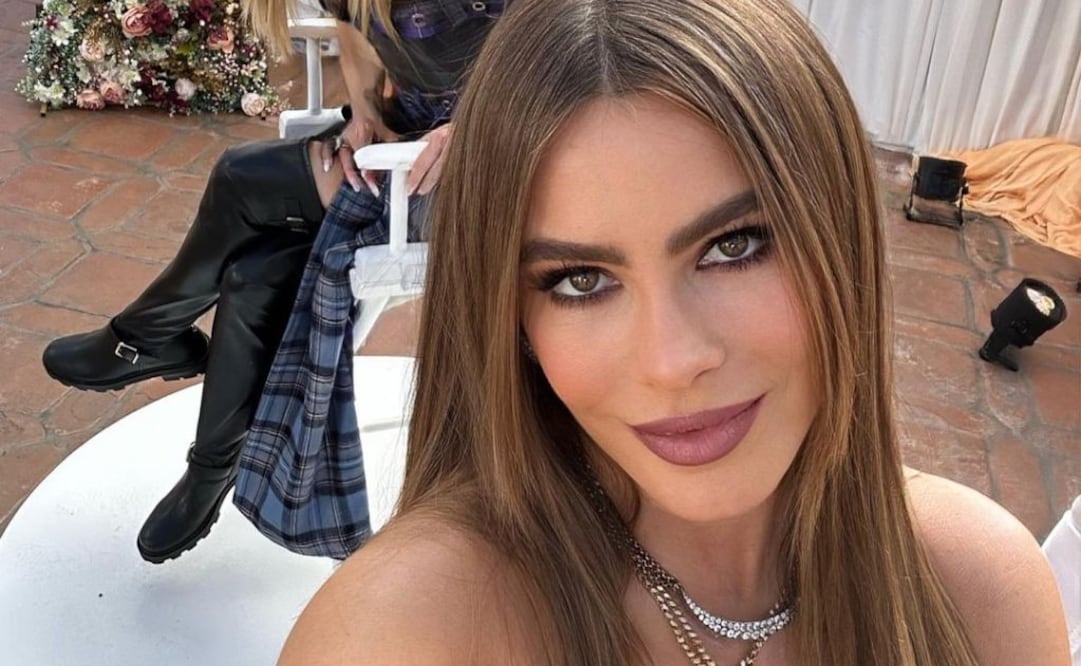 Sofía Vergara lució jeans claros y botas rockeras con cierre. Fuente: Instagram @sofiavergara