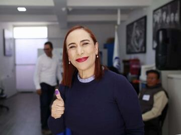 Adriana Dávila emite voto para elegir nueva dirigencia del PAN; "aquí no hay gobiernos movilizándose ni nóminas amenazadas", dice