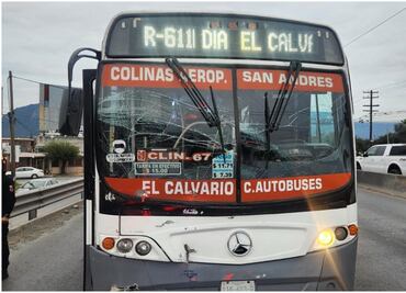 Tráiler y unidad del transporte público chocan en Nuevo León; hay 10 lesionados