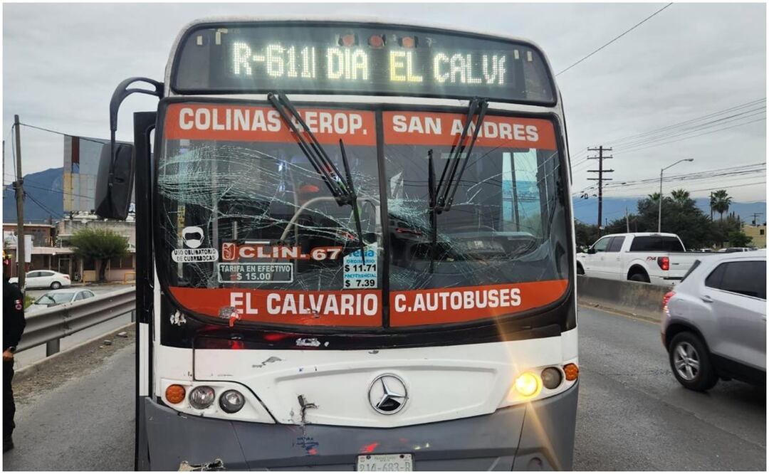 Este 29 de noviembre, un tráiler y una unidad del transporte público chocan en Avenida Miguel Alemán, Nuevo León. Foto: Especial